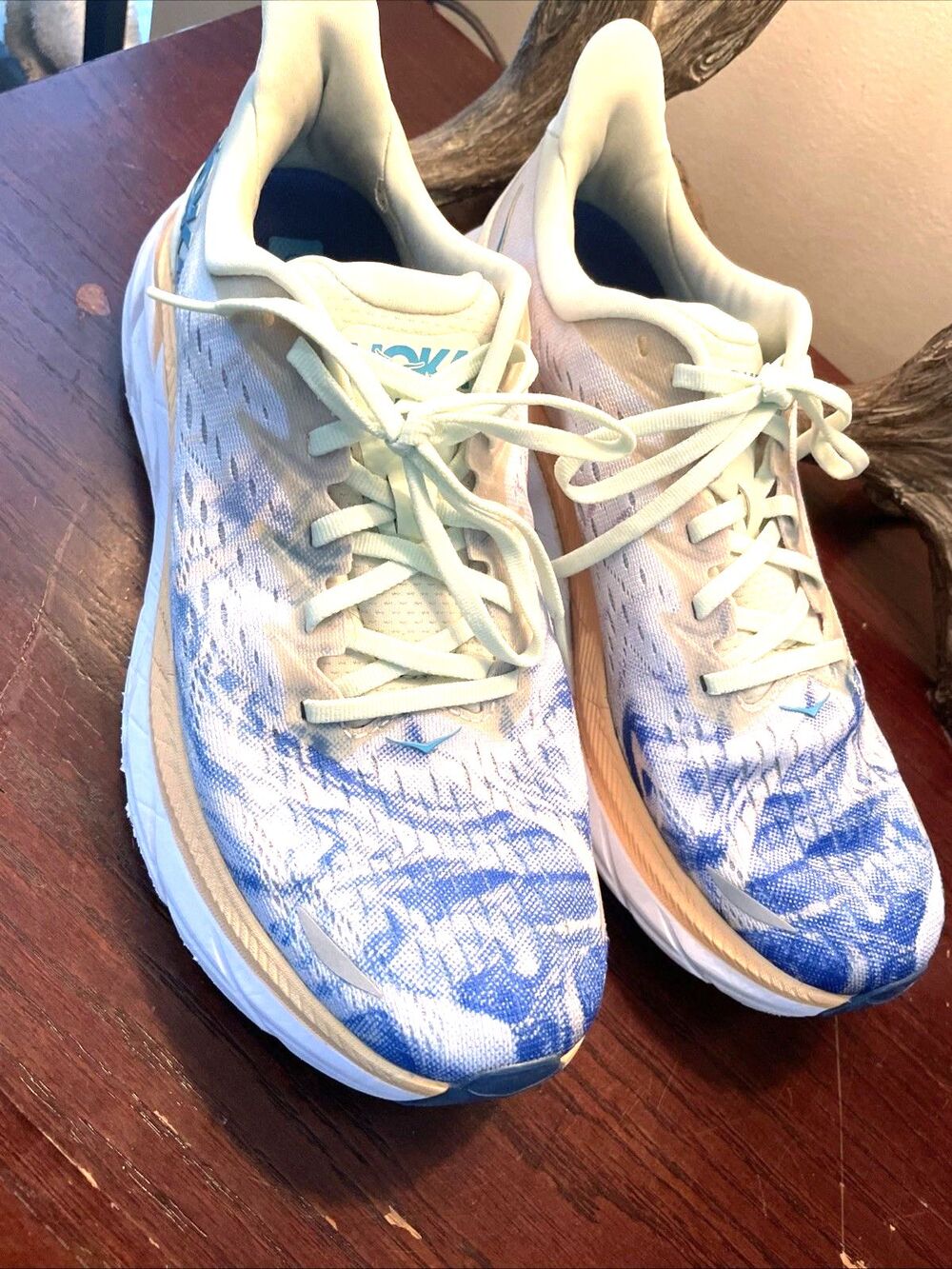 Hoka Clifton 8 Blue and White Athletic Shoes with Cushioned Sole Mens Size 9D.